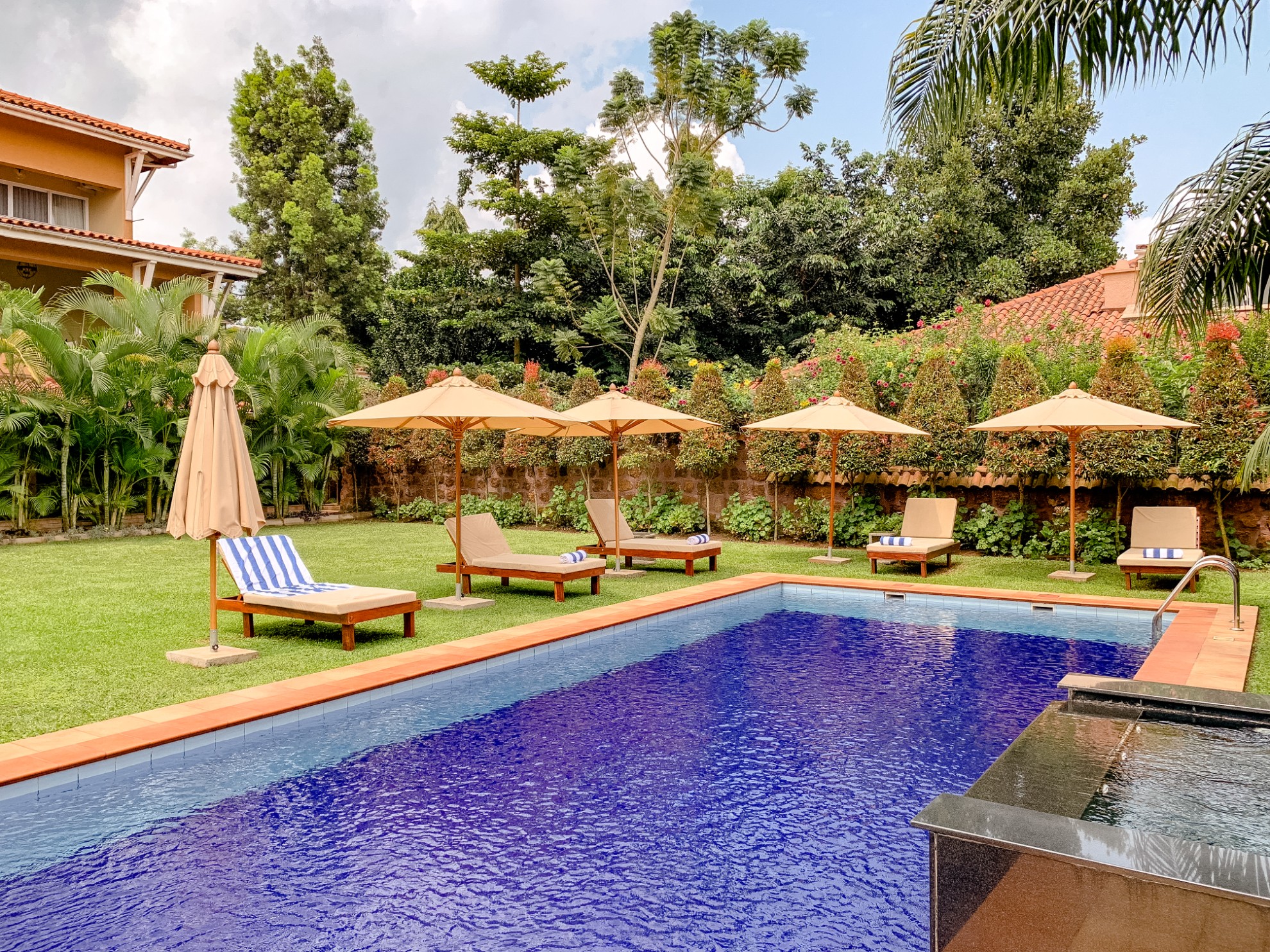 Uganda - 1568 - Entebbe - Hotel No.5 Uganda Pool and Gardens
