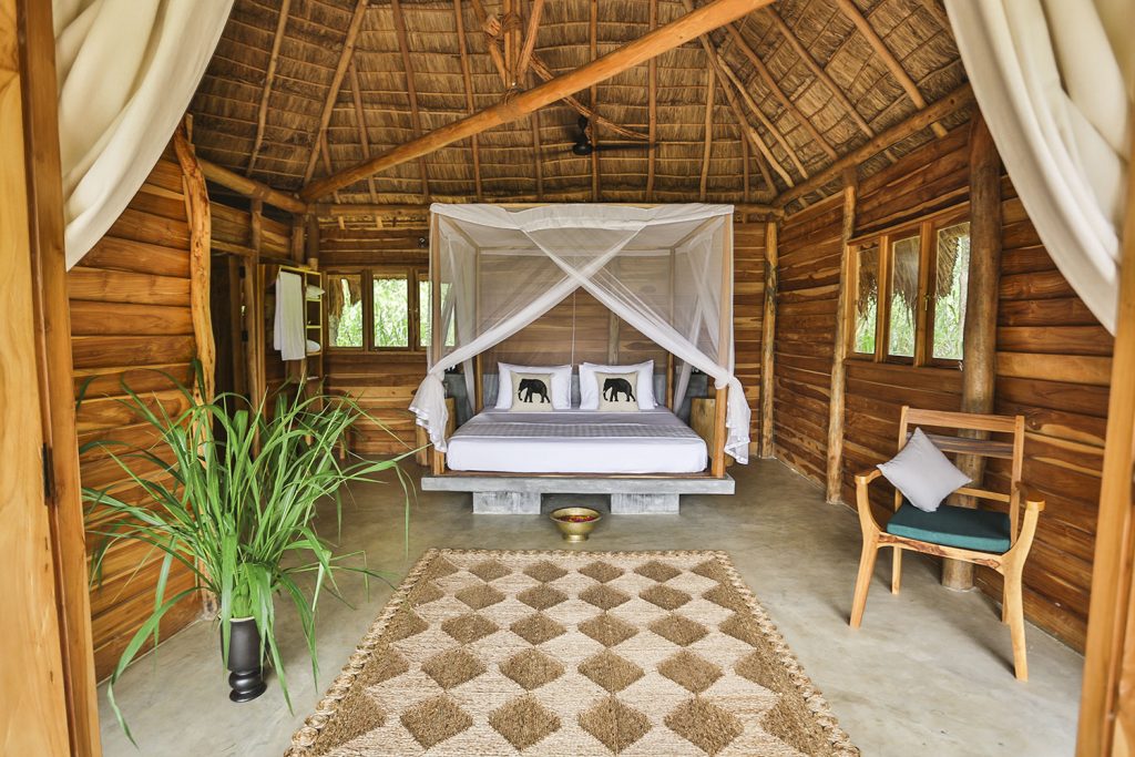 Sri Lanka - Galgamuwa - 1567 - Gal Oya Lodge Four Poster Bed Eco Room