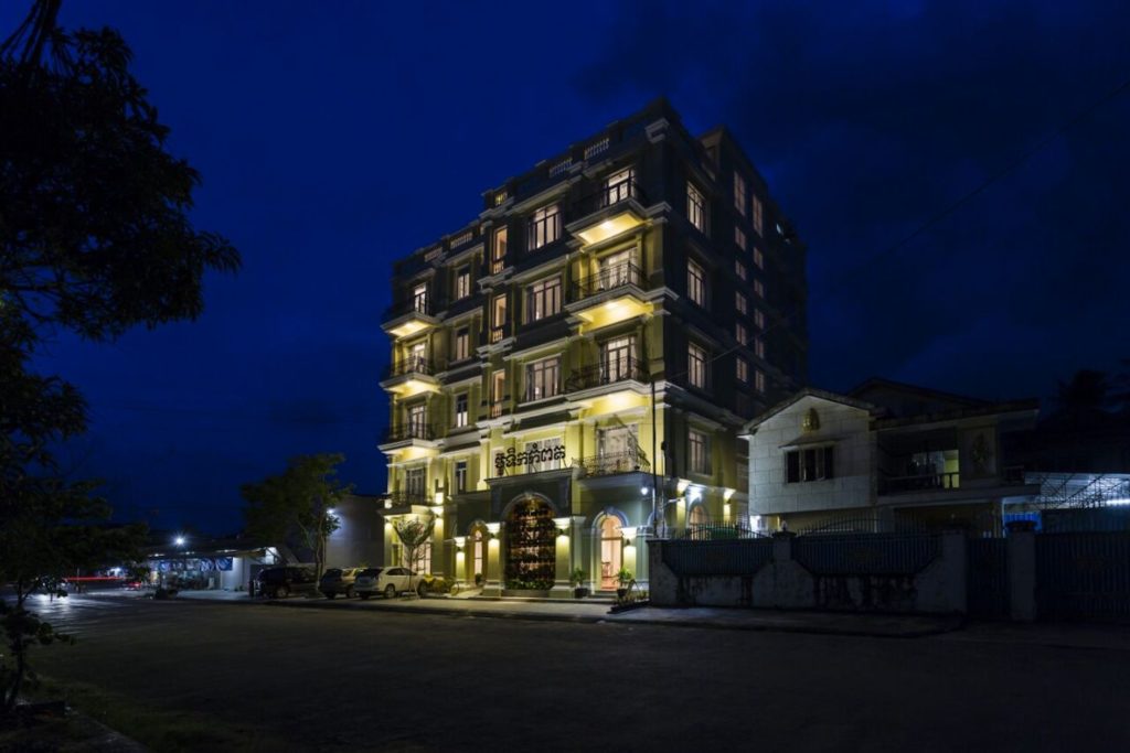 Cambodia - Kampot - 18260 - Hotel at night