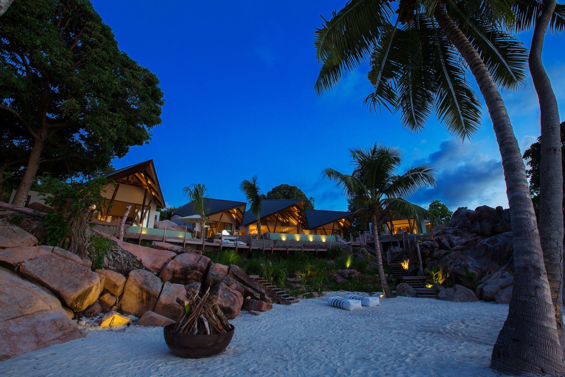 Seychelles - Praslin Island - 1554 - Deckenia beach front